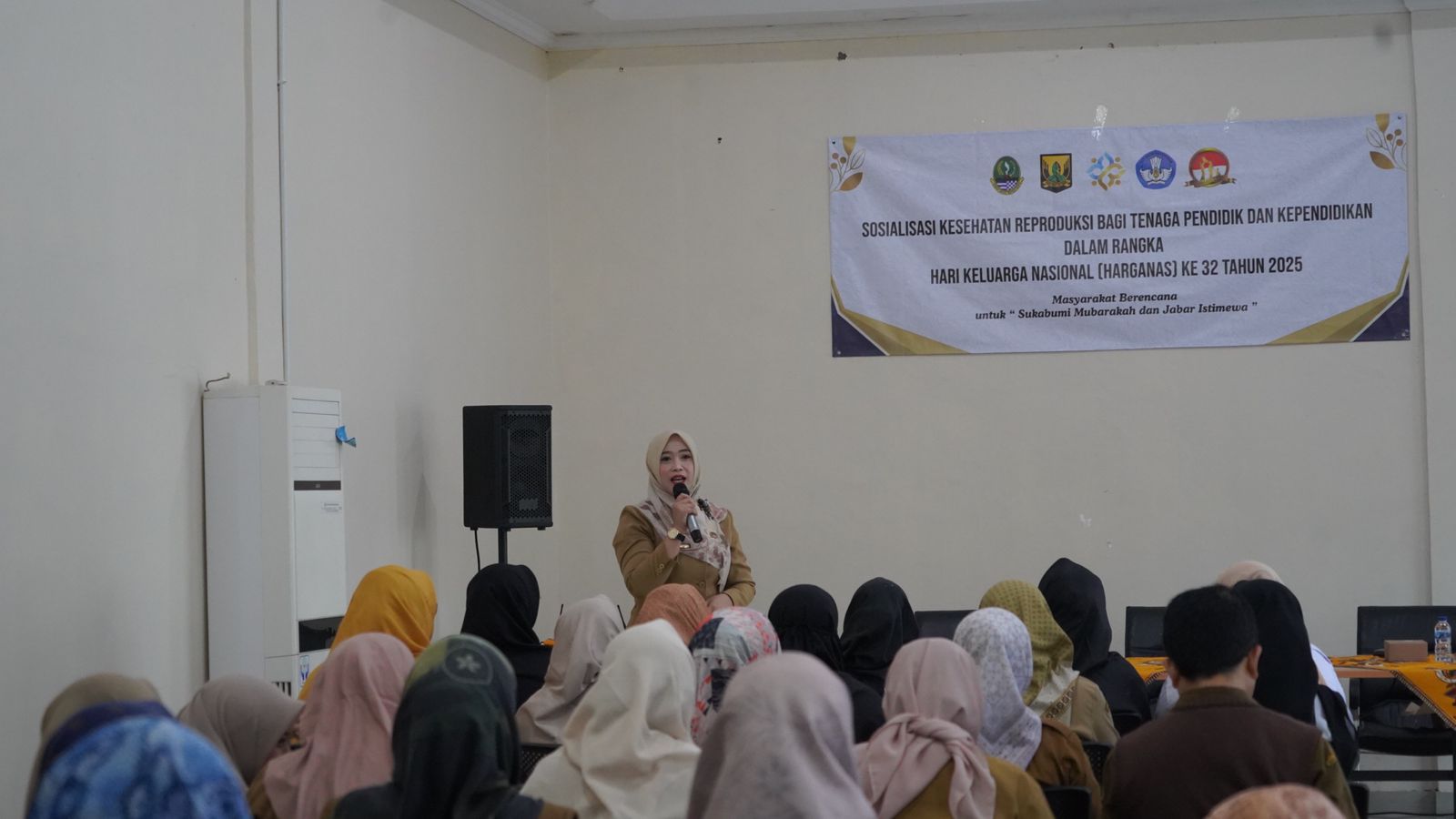 ARAHAN: Petugas DPPKB Kabupaten Sukabumi saat memberikan sosialisasi kesehatan reproduksi kepada guru dan tenaga kependidikan jenjang SLTA se-Wilayah V Kota dan Kabupaten Sukabumi.