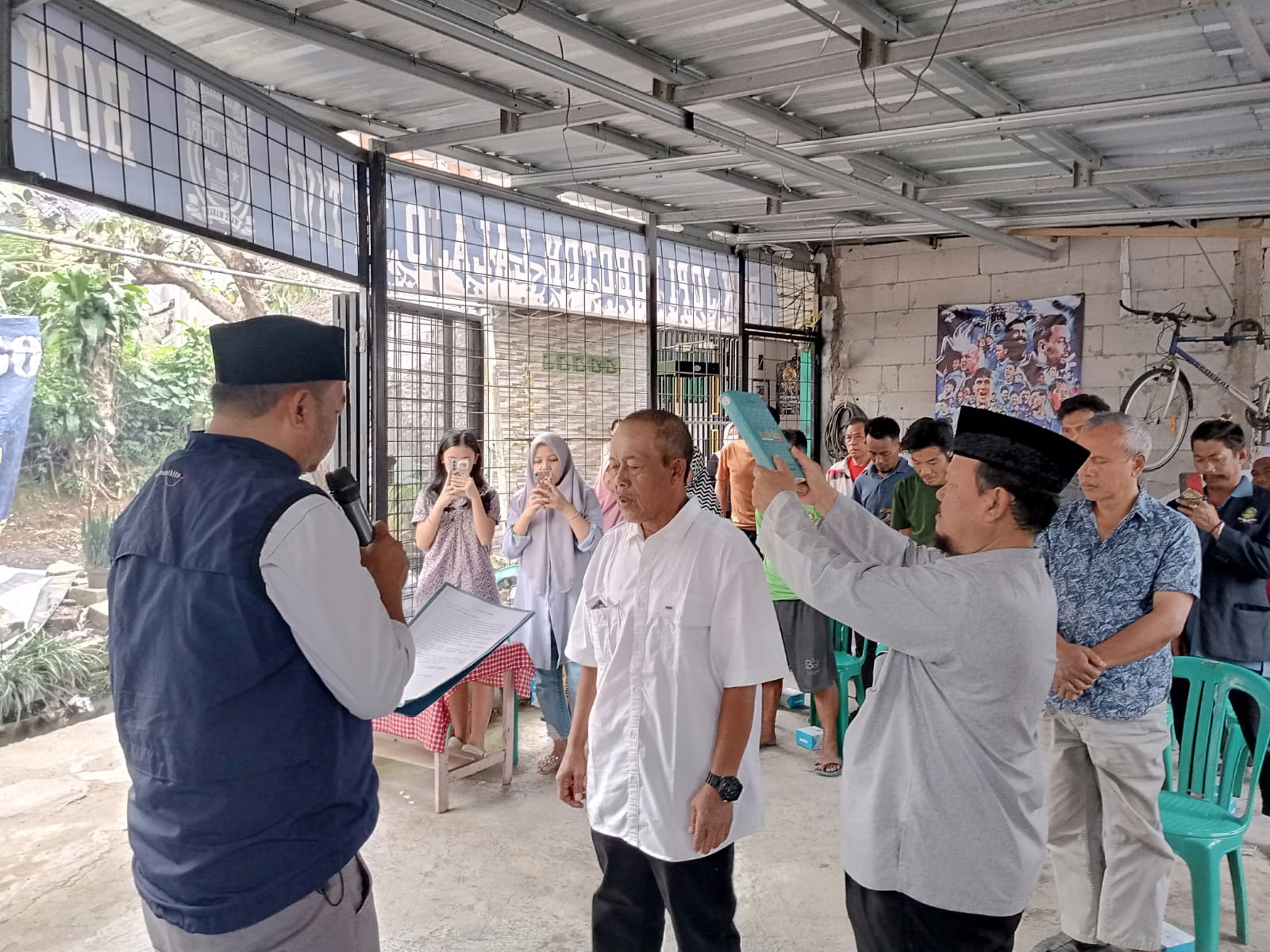PELANTIKAN: Pemerintah Kelurahan Subangjaya, Kecamatan Cikole, saat melantik Ketua RT, Rabu (25/6).