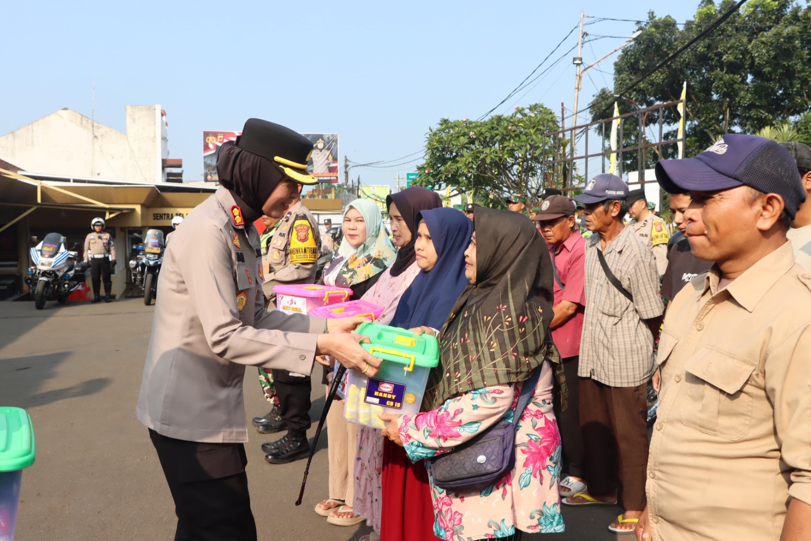 PENYALURAN BANTUAN:  Polres Sukabumi Kota saat bersiap menyalurkan bantuan sosial kepada masyarakat, Rabu (25/6).
