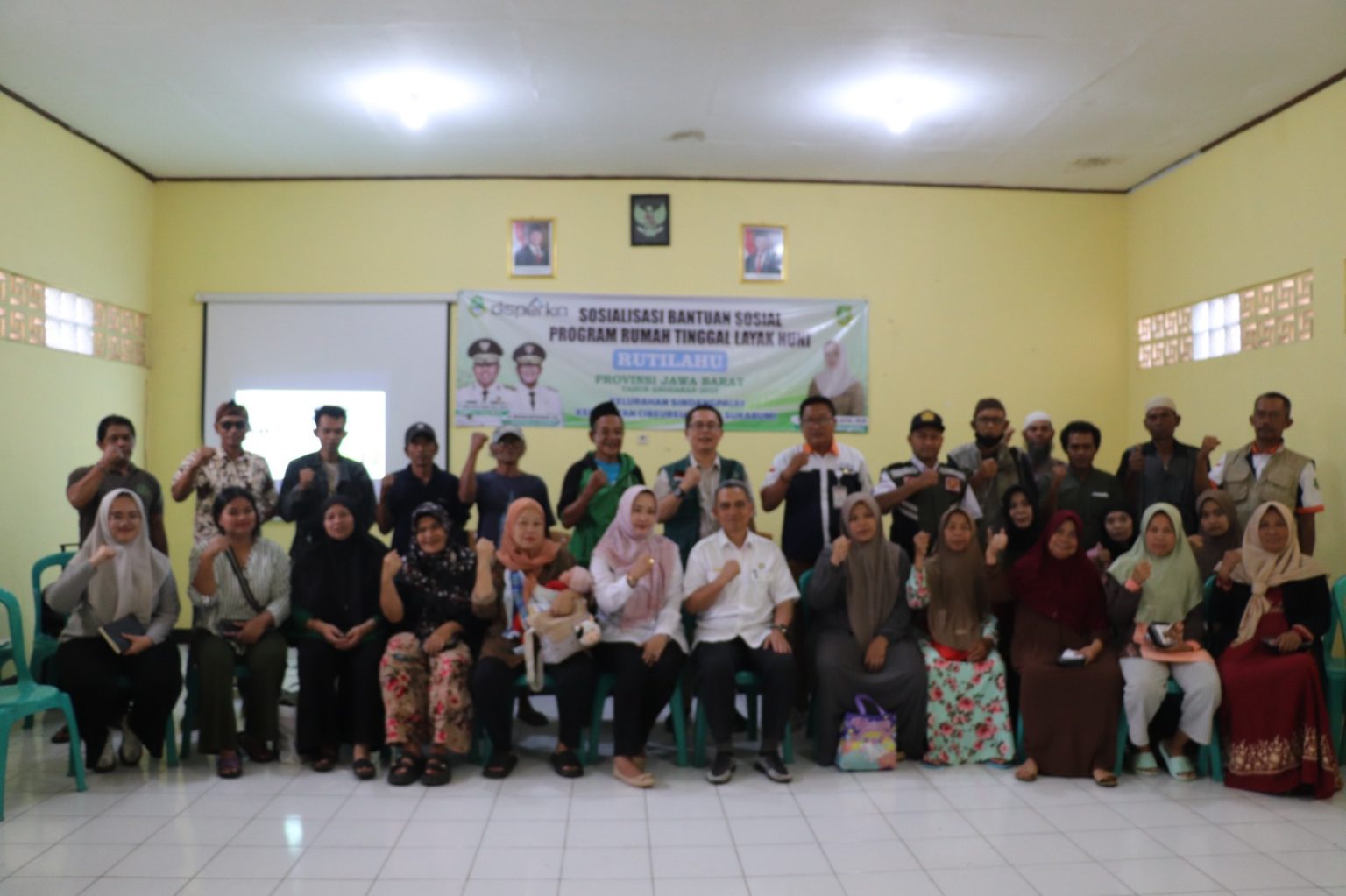 SOSIALISASI : Disperkim Provinsi Jawa Barat bekerja sama dengan DPUTR Kota Sukabumi menggelar sosialisasi program bantuan Rutilahu di Kelurahan Sindangpalay, Kecamatan Cibeureum, Rabu (25/6).