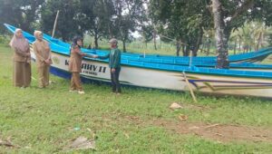 Dinas Perikanan Sukabumi Salurkan Bantuan Lengkap ke Nelayan