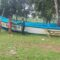 Kepala Dinas Perikanan Kabupaten Sukabumi menyerahkan bantuan perahu kepada nelayan.(FOTO: NANDI / RADARSUKABUMI)