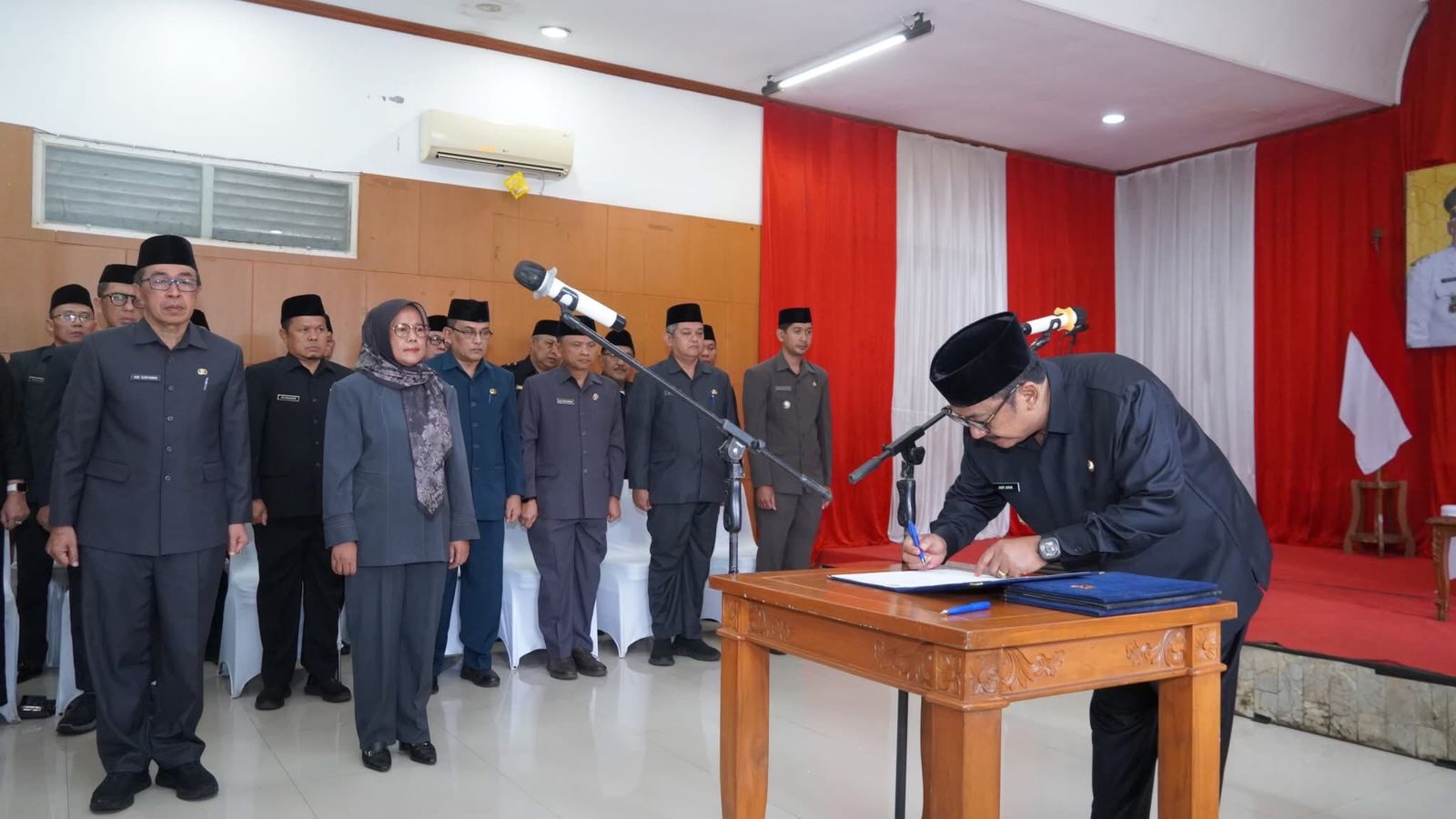 SAMBUTAN: Bupati Sukabumi, Asep Japar, saat menandatangani surat disaksikan Sekda dan Kepala BKPSDM Kabupaten Sukabumi di Gedung Negara Pendopo Sukabumi, belum lama ini.