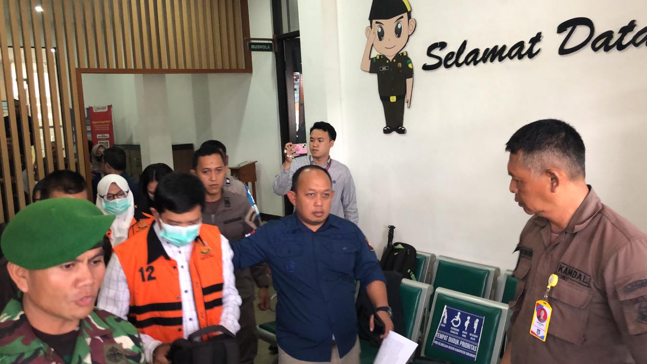 DITAHAN: Petugas Kejaksaan Negeri Kabupaten Sukabumi menggiring dua tersangka kasus penyelewengan dana pemeliharaan dan perbaikan kendaraan operasional angkutan sampah DLH Kabupaten Sukabumi ke Lapas Kelas IIB Warungkiara, Kamis (26/6).(FOTO: DENDI/RADAR SUKABUMI)