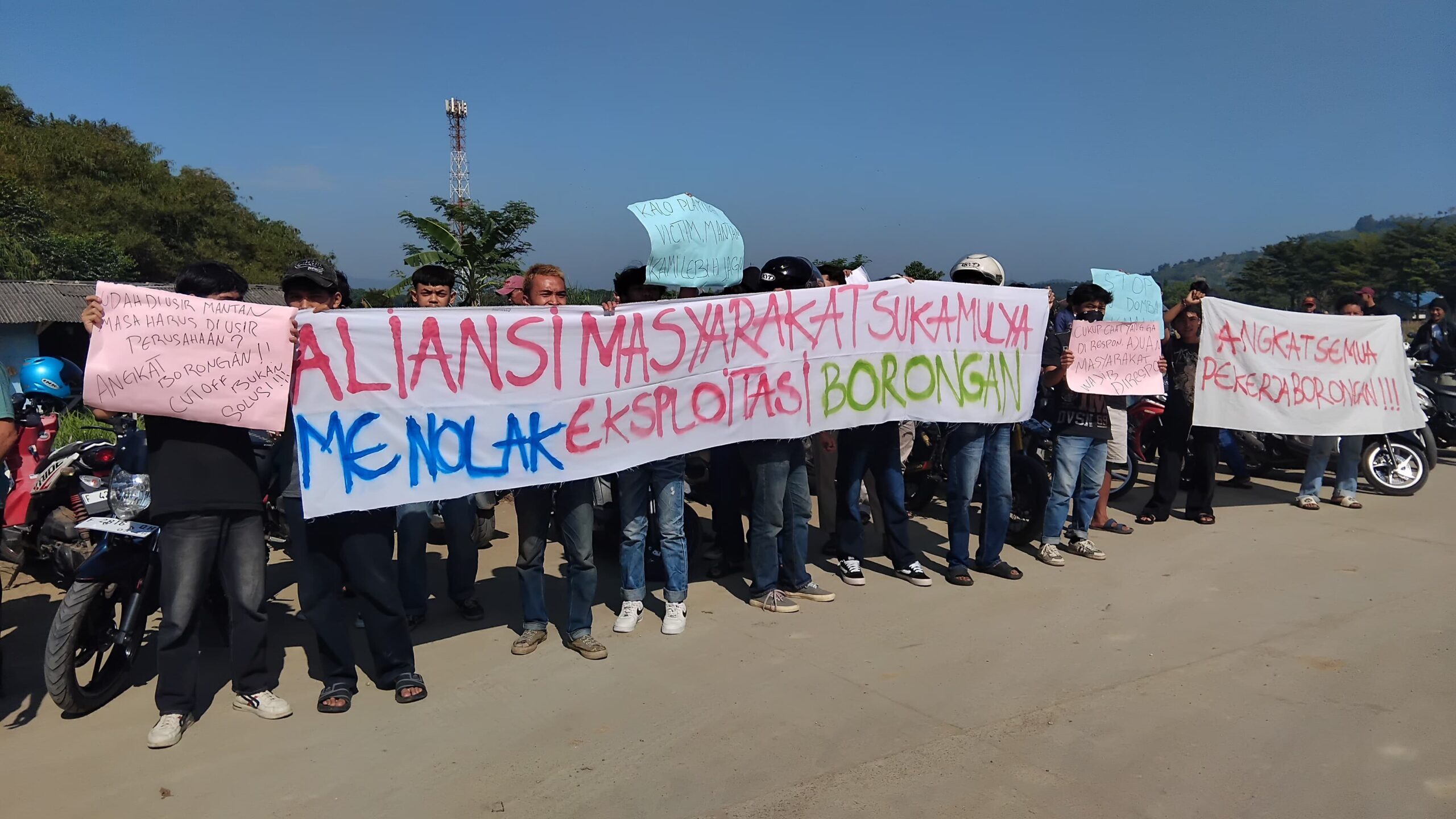 DIDEMO: Warga saat menggelar aksi demonstrasi di depan pabrik PT Paiho Indonesia, Desa Sukamulya, Kecamatan Cikembar, Kabupaten Sukabumi.(FOTO: UNTUK RADAR SUKABUMI)