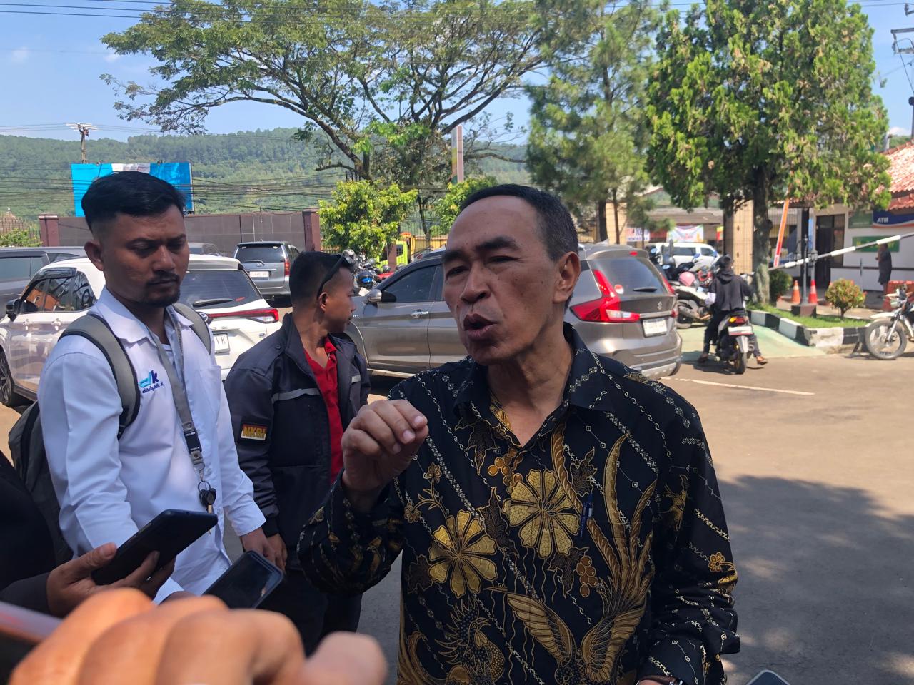 Sekretaris Daerah Kabupaten Sukabumi, Ade Suryaman, menyatakan bahwa pihaknya masih mengkaji kebijakan tersebut dengan mempertimbangkan kondisi keuangan daerah.