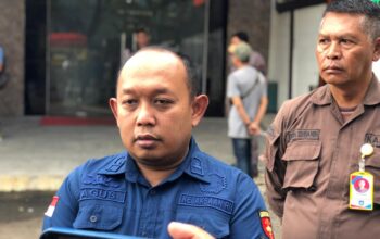 DIWAWANCARAI : Kasi Pidsus Kejari Kabupaten Sukabumi, Agus Yuliana Indra Santoso, saat diwawancarai Radar Sukabumi, terkait kasus Tipikor Kades Cikujang, Kecamatan Gununggurug, Kabupaten Sukabumi.