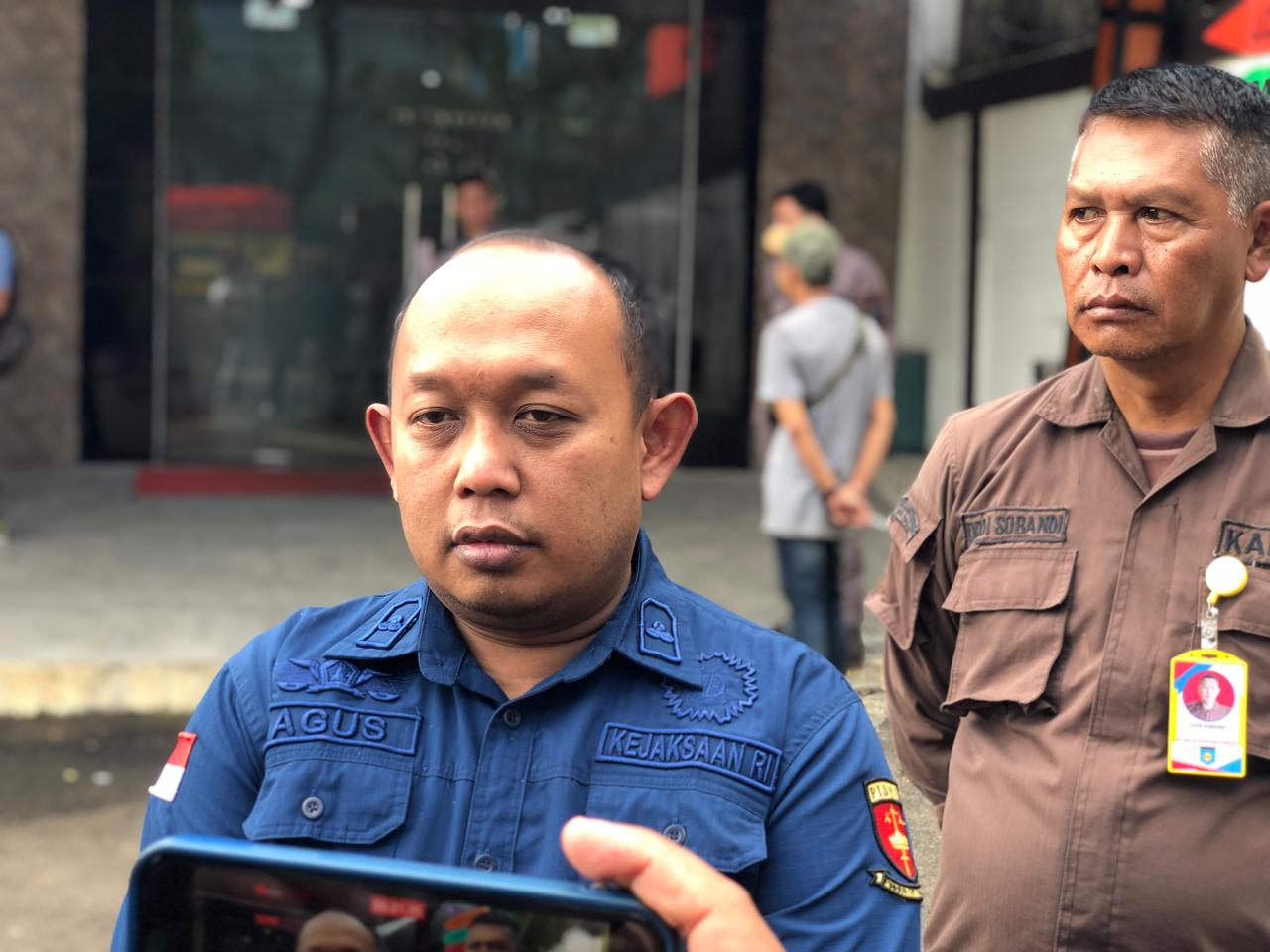 DIWAWANCARAI : Kasi Pidsus Kejari Kabupaten Sukabumi, Agus Yuliana Indra Santoso, saat diwawancarai Radar Sukabumi, terkait kasus Tipikor Kades Cikujang, Kecamatan Gununggurug, Kabupaten Sukabumi.