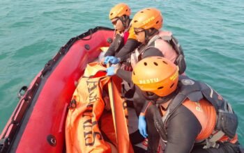 Setelah tiga hari pencarian, Tim SAR Gabungan akhirnya menemukan jasad JK (19), wisatawan asal Kabupaten Bogor yang terseret ombak saat bermain di Pantai Sunset, Desa Karangpapak, Kecamatan Cisolok, Kabupaten Sukabumi, pada Jumat (27/6/2025) sore.
