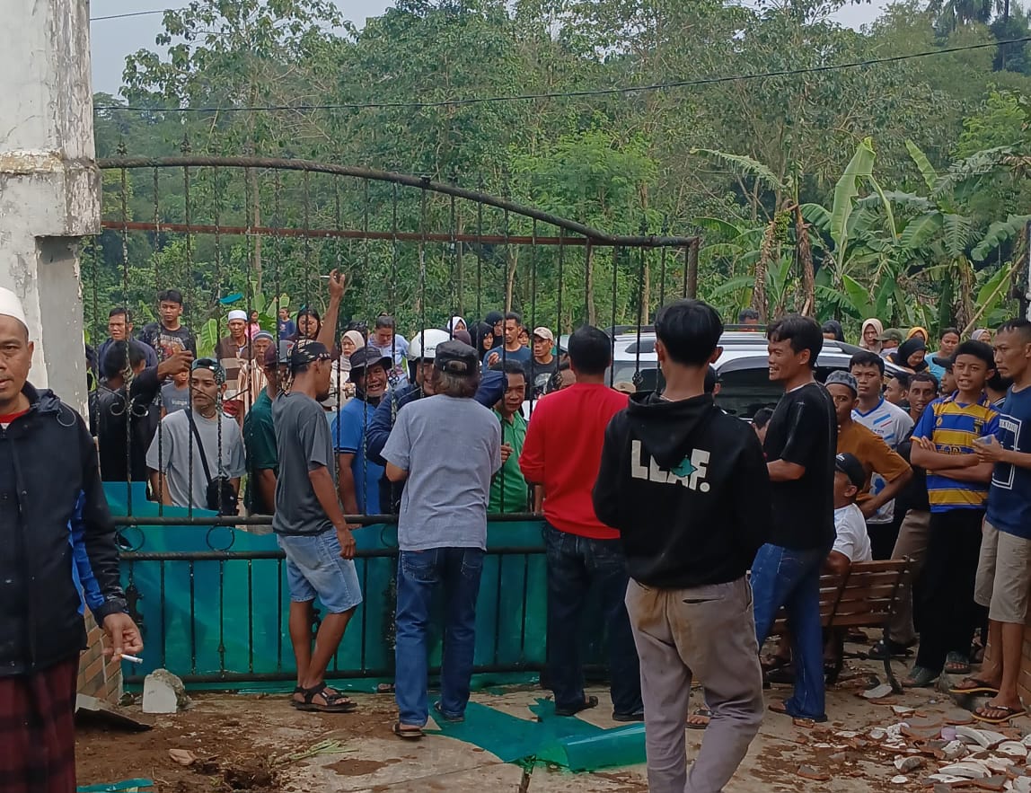 Sebuah rumah tempat singgah di Kampung Tangkil, Desa Tangkil, Kecamatan Cidahu, Kabupaten Sukabumi, menuai protes warga karena diduga digunakan sebagai tempat ibadah umat non-muslim tanpa izin resmi.
