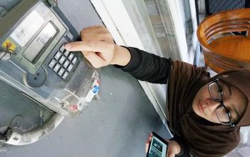 ILUSTRASI: Pelanggan prabayar PLN tengah mengisi token listrik. (Foto Dok:Jawapos.com)
