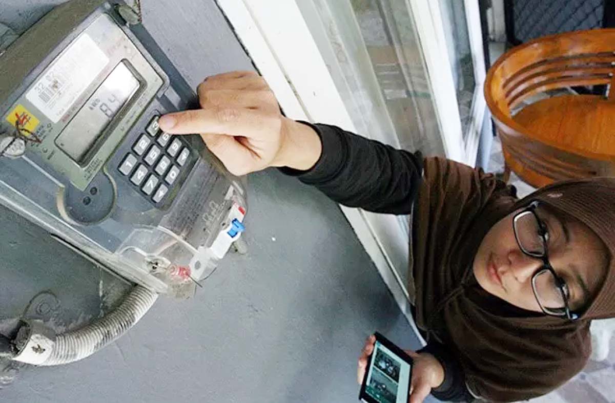 ILUSTRASI: Pelanggan prabayar PLN tengah mengisi token listrik. (Foto Dok:Jawapos.com)