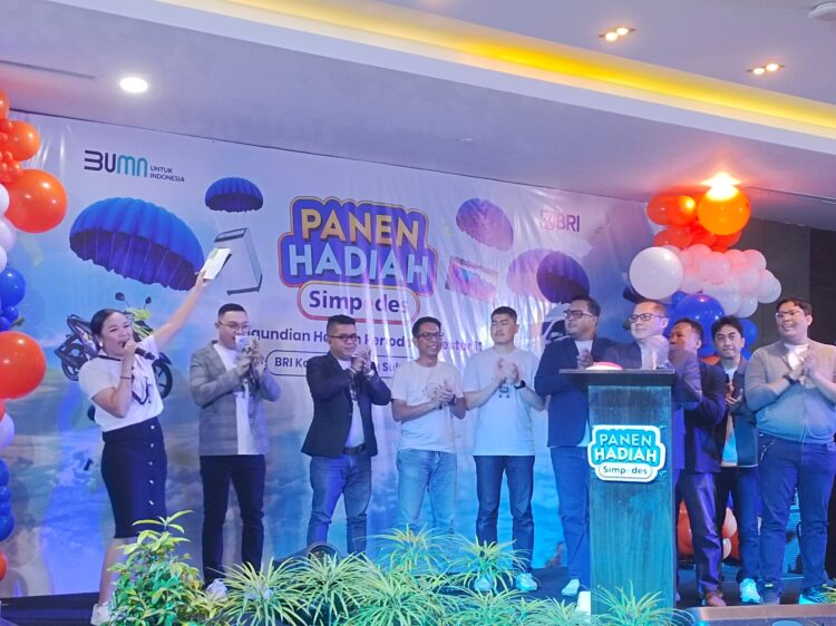 MERIAH: Pinca BRI Sukabumi, Duta Okki Wicaksono membuka langsung undian Panen Hadiah Simpedes Semester II/2024 di Hotel Laska Sukabumi, Minggu (6/7/2025). (ist)