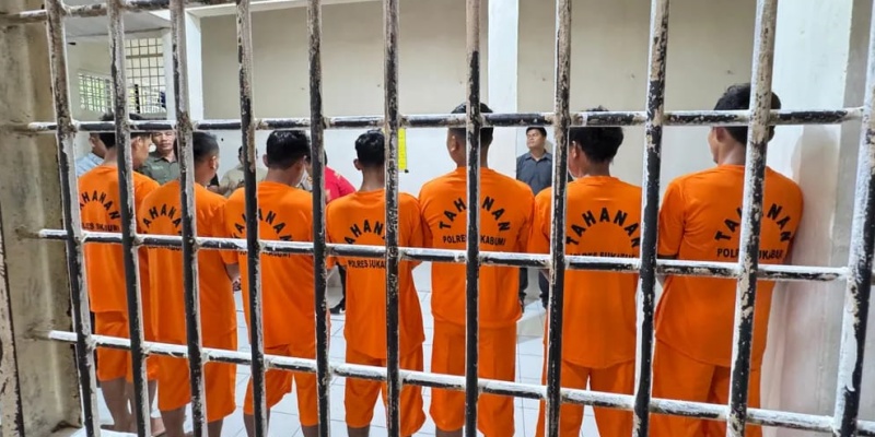  Polisi menahan tujuh orang pelaku perusakan rumah singgah di Cidahu, Sukabumi, Selasa malam (1/7/2025).( Foto: Dok. Humas Polda Jabar)
