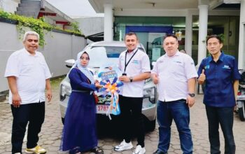 GRATIS:Pinca BRI Cibadak, Yoga Setyawan didampingi MBM Iwan, Angga Sumbaga, dan Kaunit BRI Cicurug BO Cibadak Nedi Ribuansyah menyerahkan hadiah undian PHS satu unit mobil kepada kepada nasabah yang beruntung di halaman BRI Unit Cicurug BO Cibadak pada Senin (30/12/2024). (ist)