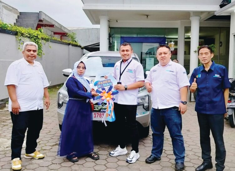 GRATIS:Pinca BRI Cibadak, Yoga Setyawan didampingi MBM Iwan, Angga Sumbaga, dan Kaunit BRI Cicurug BO Cibadak Nedi Ribuansyah menyerahkan hadiah undian PHS satu unit mobil kepada kepada nasabah yang beruntung di halaman BRI Unit Cicurug BO Cibadak pada Senin (30/12/2024). (ist)