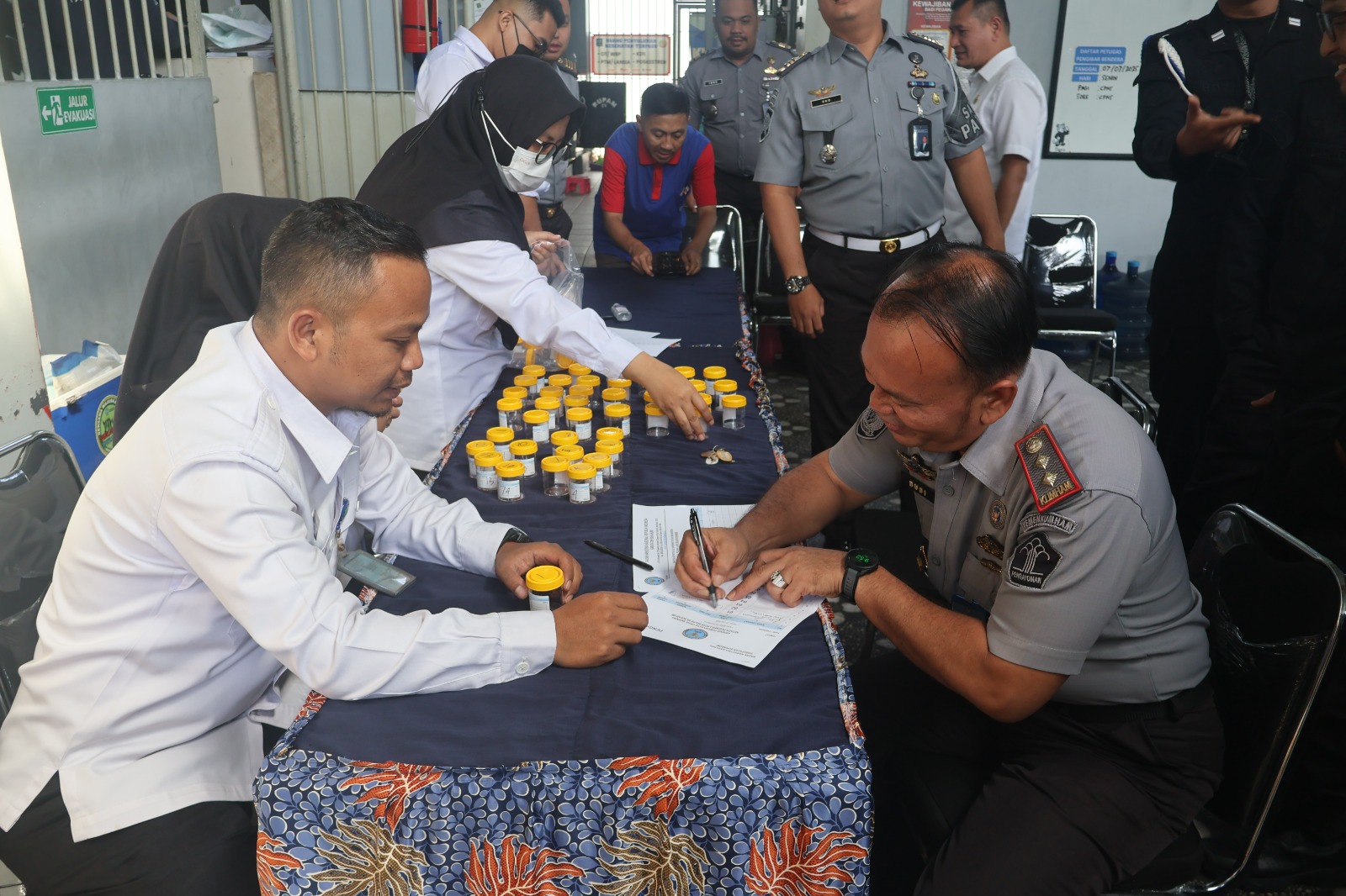 TES URINE: Lapas Kelas IIB Sukabumi menggandeng BNNK Sukabumi menyelenggarakan skrining deteksi dini penyalahgunaan narkoba bagi seluruh pegawai dan warga binaan, Senin (7/7).