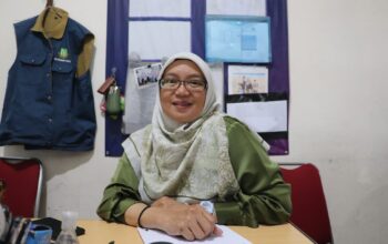 DIWAWANCARA: Kepala Seksi Pembangunan dan Pemberdayaan Masyarakat Kelurahan Tipar, Dinny Yuliharyani saat diwawancara wartawan, Selasa (8/8).