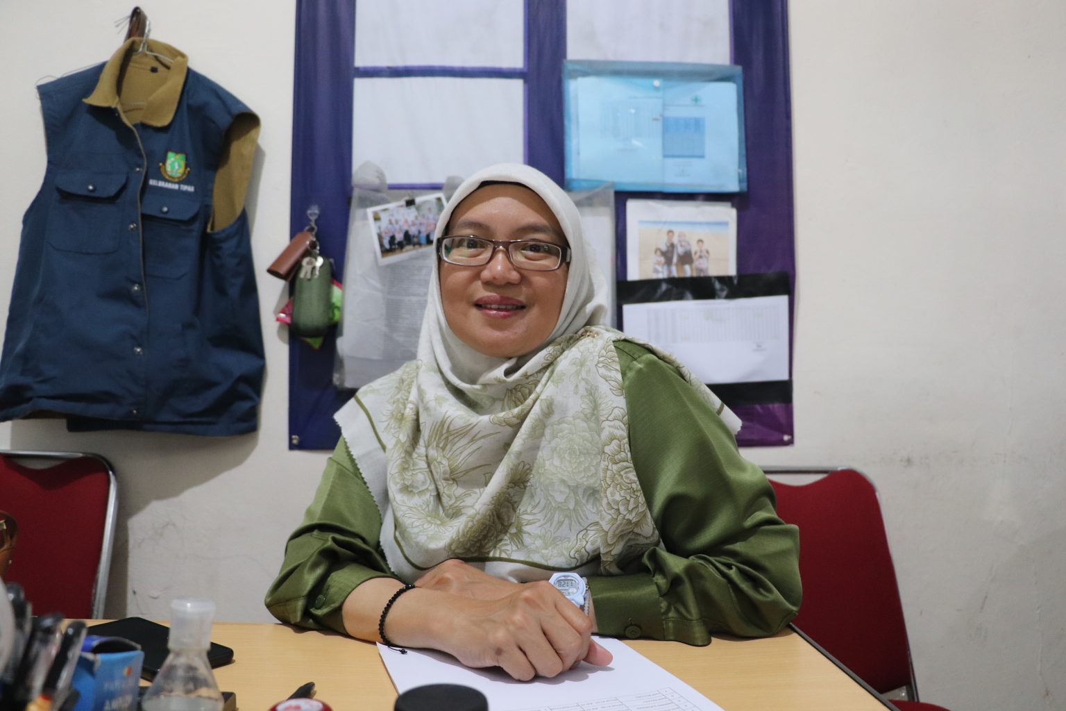 DIWAWANCARA: Kepala Seksi Pembangunan dan Pemberdayaan Masyarakat Kelurahan Tipar, Dinny Yuliharyani saat diwawancara wartawan, Selasa (8/8).