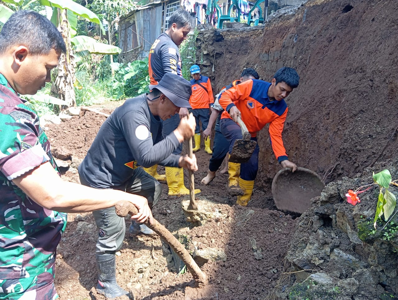 KERJA BAKTI: Sejumlah personel BPBD Kota Sukabumi saat melakukan kerja bakti pasca longsor di Jalan Sindangpalay, Perumahan Sindangpalay, RT 05 RW 05, Kelurahan Sindangpalay, Kecamatan Cibeureum, Kota Sukabumi.