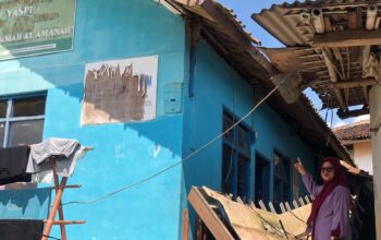 AMBRUK: Seorang guru MD Nurul Hikmah menunjukkan lokasi atap sekolah yang ambruk di Kampung Ciburial, Rabu (2/7).(_FOTO: DENDI/RADAR SUKABUMI)