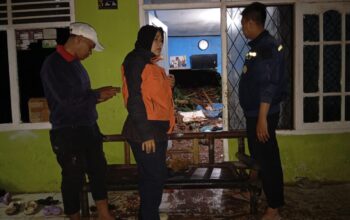 Petugas P2BK saat meninjau lokasi rumah warga terdampak longsor di Desa Bojonggenteng, Rabu (9/7).