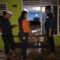 Petugas P2BK saat meninjau lokasi rumah warga terdampak longsor di Desa Bojonggenteng, Rabu (9/7).