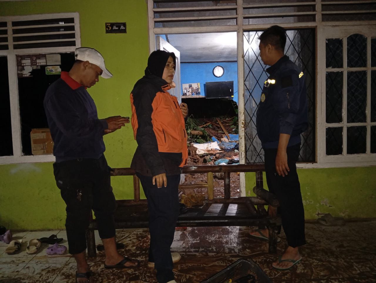 Petugas P2BK saat meninjau lokasi rumah warga terdampak longsor di Desa Bojonggenteng, Rabu (9/7).