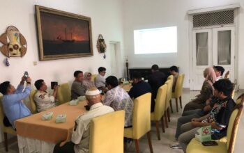 DIKUMPULKAN: Kepala DPMPTSP Kabupaten Sukabumi, Ali Iskandar, saat mengumpulkan sejumlah pengusaha tower di Gedung Negara Pendopo Sukabumi, Jalan Raya Ahmad Yani, Kecamatan Warudoyong, Kota Sukabumi, belum lama ini.(FOTO: DENDI/RADAR SUKABUMI)