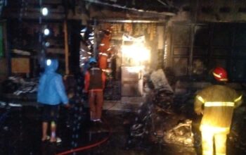 DIPADAMKAN : Petugas gabungan saat berupaya memadamkan api yang membakar Pom Mini dan warung kelontong serta lima unit sepeda motor di Kampung Caringin Tonggoh, RT 01 RW 04, Desa Nyangkowek, Kecamatan Cicurug, Kabupaten Sukabumi, pada Minggu (13/07) malam.