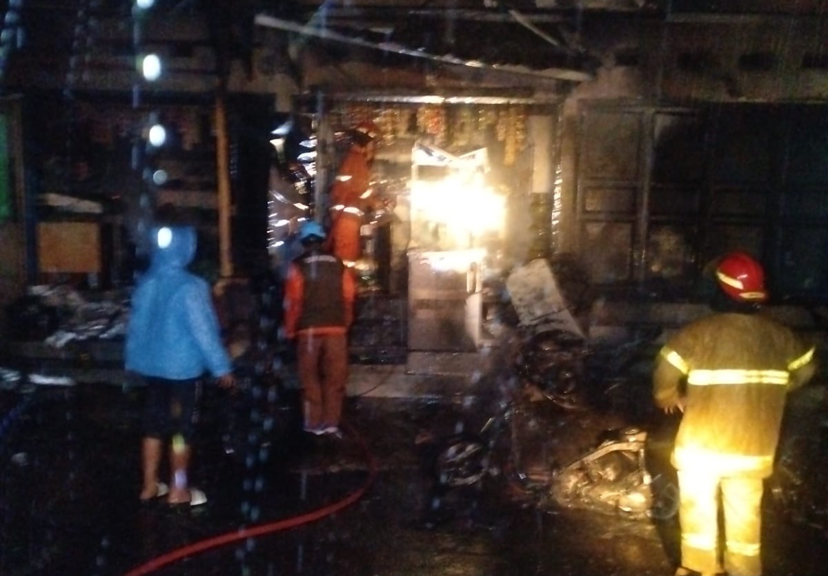 DIPADAMKAN : Petugas gabungan saat berupaya memadamkan api yang membakar Pom Mini dan warung kelontong serta lima unit sepeda motor di Kampung Caringin Tonggoh, RT 01 RW 04, Desa Nyangkowek, Kecamatan Cicurug, Kabupaten Sukabumi, pada Minggu (13/07) malam.