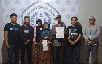 DIDAMPINGI : Orangtua korban saat melaporkan kasus anaknya menjadi pencabulan ke Lembaga Bantuan Hukum Sukabumi Officium Nobile (LBH SON), belum lama ini.