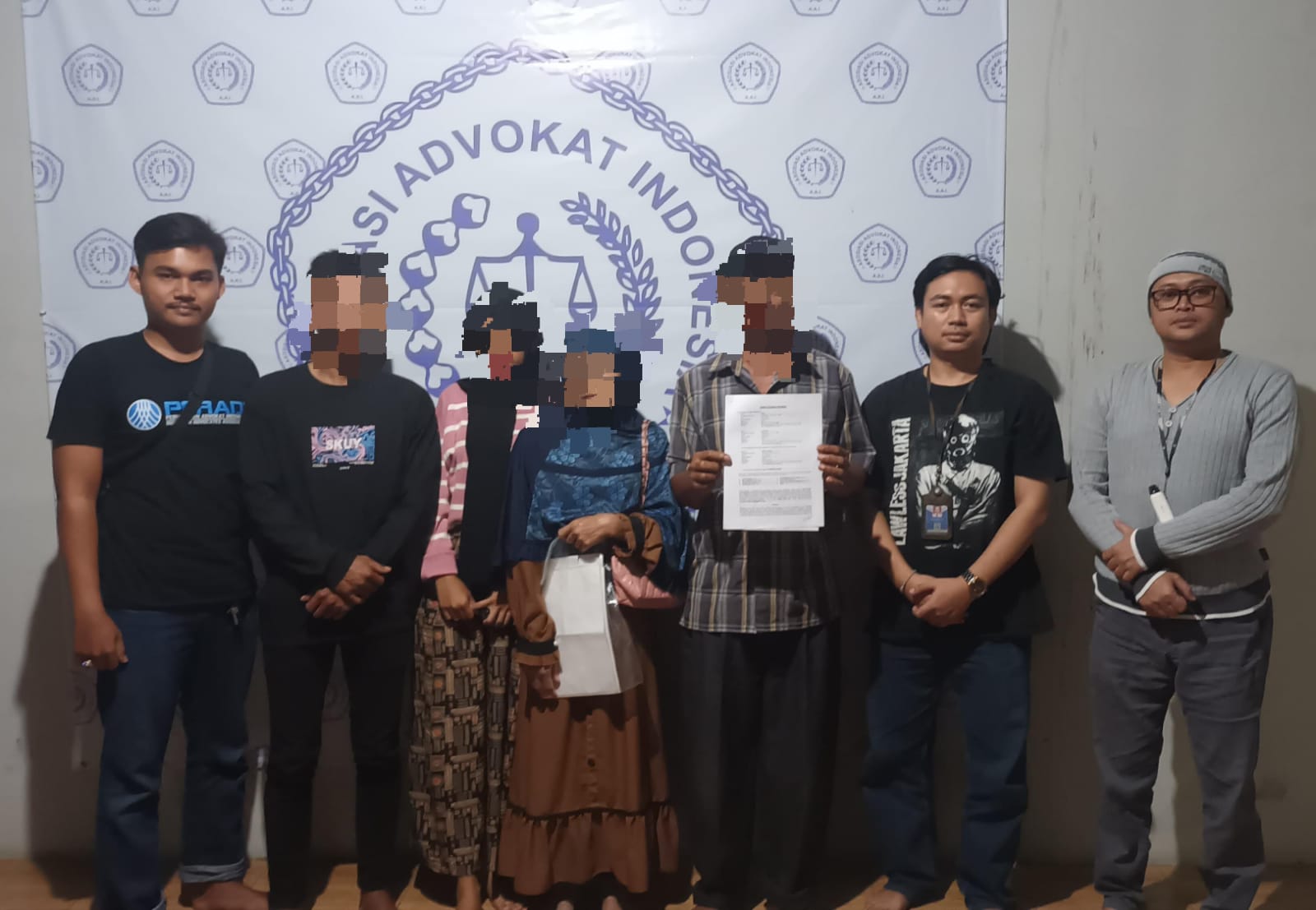 DIDAMPINGI : Orangtua korban saat melaporkan kasus anaknya menjadi pencabulan ke Lembaga Bantuan Hukum Sukabumi Officium Nobile (LBH SON), belum lama ini.