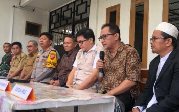 KONFRENSI PERS : Kapolres Sukabumi, AKBP Samian saat melakukan konfrensi pres di rumah singgah yang dijadikan sebagai tempat retret di Kampung Tangkil, Desa Tangkil, Kecamatan Cidahu, Kabupaten Sukabumi pada Senin (14/07).(FOTO : DENDI/RADAR SUKABUMI)