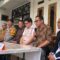 KONFRENSI PERS : Kapolres Sukabumi, AKBP Samian saat melakukan konfrensi pres di rumah singgah yang dijadikan sebagai tempat retret di Kampung Tangkil, Desa Tangkil, Kecamatan Cidahu, Kabupaten Sukabumi pada Senin (14/07).(FOTO : DENDI/RADAR SUKABUMI)