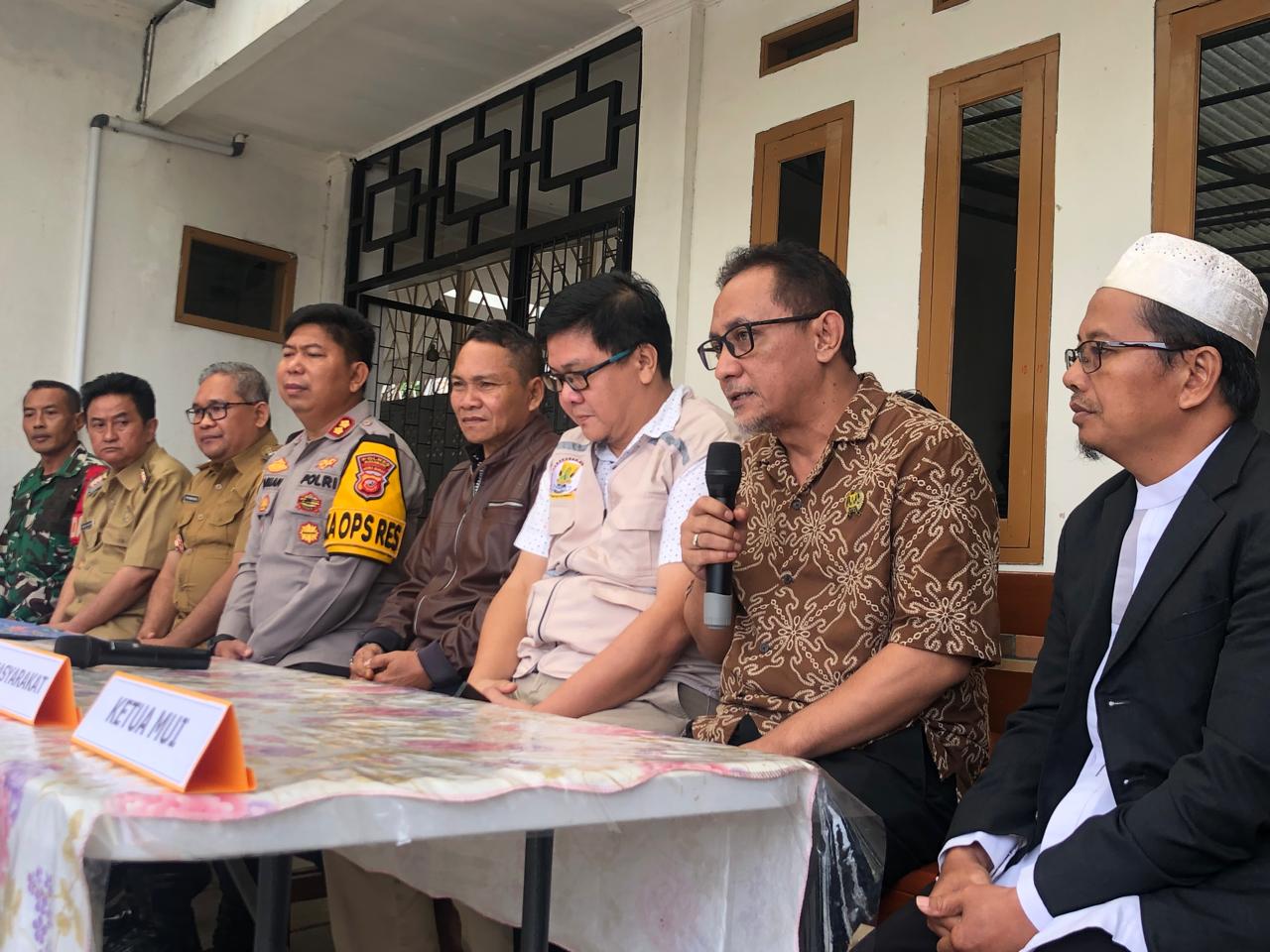 KONFRENSI PERS : Kapolres Sukabumi, AKBP Samian saat melakukan konfrensi pres di rumah singgah yang dijadikan sebagai tempat retret di Kampung Tangkil, Desa Tangkil, Kecamatan Cidahu, Kabupaten Sukabumi pada Senin (14/07).(FOTO : DENDI/RADAR SUKABUMI)