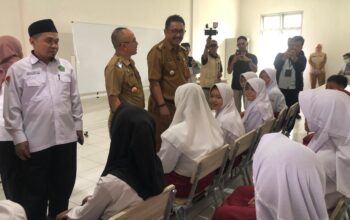 DITINJAU : Bupati Sukabumi, Asep Japar saat meninjau peluncuran Sekolah Rakyat Menengah Pertama (SRMP) 7 Kabupaten Sukabumi di Sekolah Rakyat Sentra Phalamarta Cibadak, Kampung Cikiwul Tonggoh, Desa Sekarwangi, Kecamatan Cibadak, pada Senin (14/07).(FOTO : DENDI/RADAR SUKABUMI)