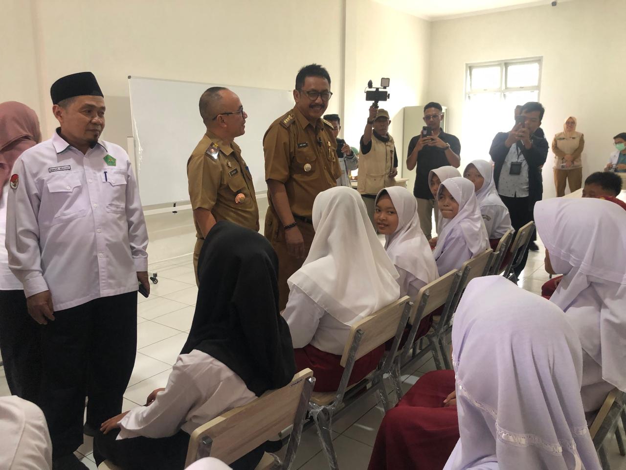 DITINJAU : Bupati Sukabumi, Asep Japar saat meninjau peluncuran Sekolah Rakyat Menengah Pertama (SRMP) 7 Kabupaten Sukabumi di Sekolah Rakyat Sentra Phalamarta Cibadak, Kampung Cikiwul Tonggoh, Desa Sekarwangi, Kecamatan Cibadak, pada Senin (14/07).(FOTO : DENDI/RADAR SUKABUMI)
