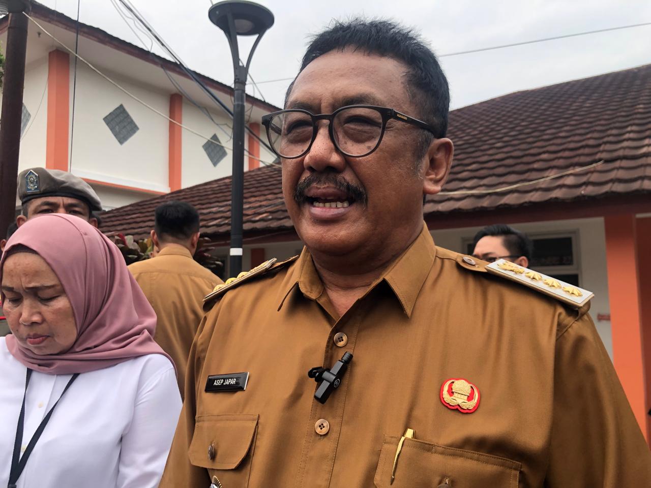 DITINJAU : Bupati Sukabumi, Asep Japar saat meninjau peluncuran Sekolah Rakyat Menengah Pertama (SRMP) 7 Kabupaten Sukabumi di Sekolah Rakyat Sentra Phalamarta Cibadak, Kampung Cikiwul Tonggoh, Desa Sekarwangi, Kecamatan Cibadak, pada Senin (14/07).(FOTO : DENDI/RADAR SUKABUMI)