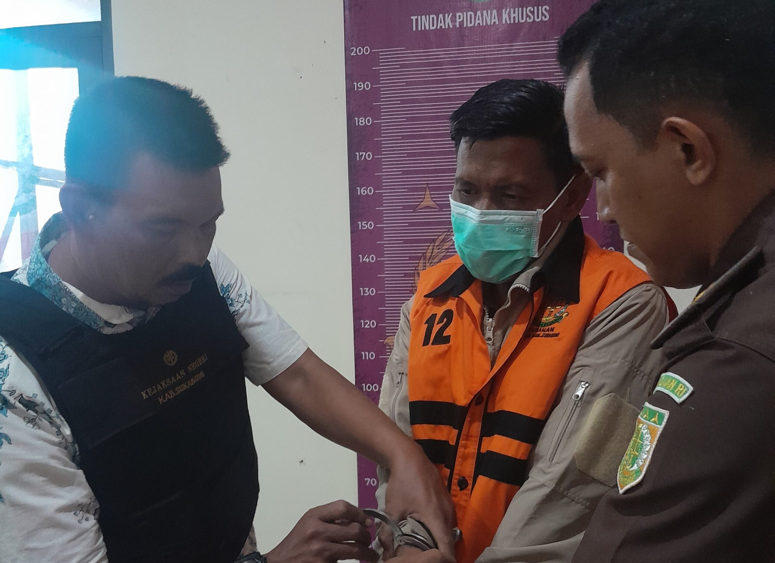 DITAHAN : Petugas Kejaksaan Negeri Kabupaten Sukabumi, saat menggiring Kadis DLH Kabupaten Sukabumi, berinisial P terkait kasus penyelewengan dana pemeliharaan dan perbaikan kendaraan operasional angkutan sampah untuk dijebloskan ke Lapas Kelas IIB Warungkiara Kabupaten Sukabumi pada Senin (14/07).(FOTO : DENDI/RADAR SUKABUMI)