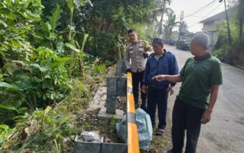 Warga Jalan Cipanengah RT 02 RW 17, Kelurahan Dayeuhluhur, Kecamatan Warudoyong, dikejutkan oleh kasus penemuan seorang bayi perempuan di dekat Masjid Nurul Hidayah, Selasa (15/7)
