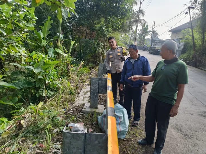 Warga Jalan Cipanengah RT 02 RW 17, Kelurahan Dayeuhluhur, Kecamatan Warudoyong, dikejutkan oleh kasus penemuan seorang bayi perempuan di dekat Masjid Nurul Hidayah, Selasa (15/7)