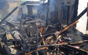 Dua unit rumah semi permanen milik warga di Kampung Cikaret Hilir, RT 02/RW 02, Desa Sasagaran, Kecamatan Kebonpedes, Kabupaten Sukabumi, hangus terbakar pada Selasa (15/7) siang.