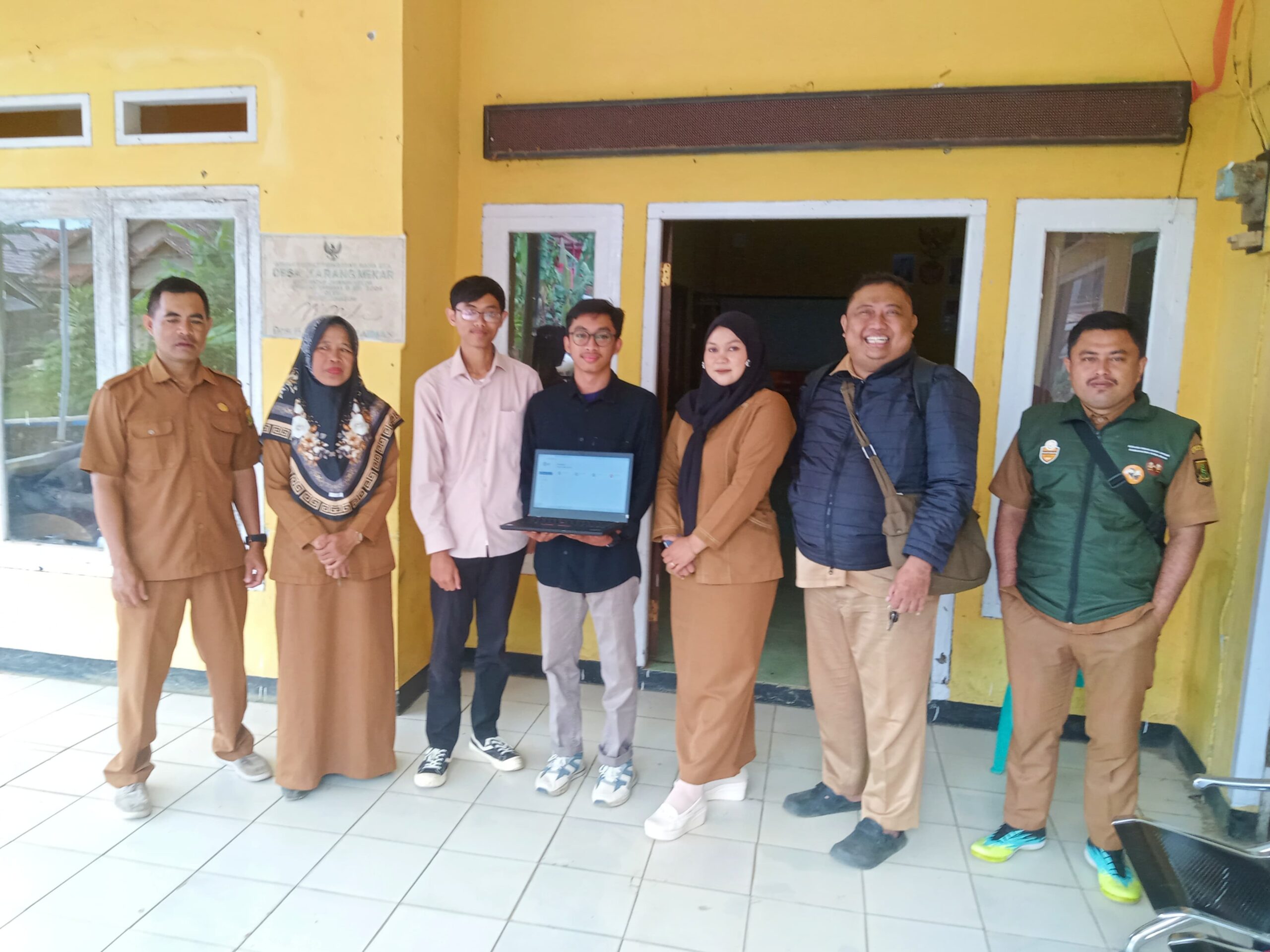 Dua mahasiswa Program Studi Teknik Informatika Universitas Muhammadiyah Sukabumi (UMMI), Farhan Adiaswara dan Dani Akhmad Maulana