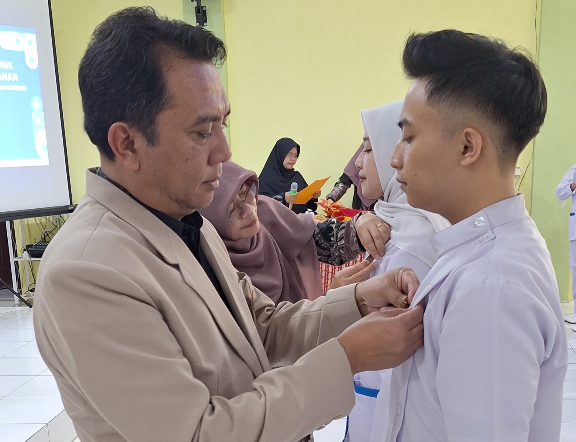 Sebanyak 300 mahasiswa dari Program Studi Sarjana Keperawatan, Sarjana Kebidanan, dan D3 Keperawatan Sekolah Tinggi Ilmu Kesehatan (STIKes) Sukabumi mengikuti prosesi Capping Day, atau angkat janji praktik klinik, yang digelar pada Kamis (17/7/2025) di Aula STIKes Sukabumi, Jalan Keramat, Kecamatan Gunungpuyuh, Kota Sukabumi.
