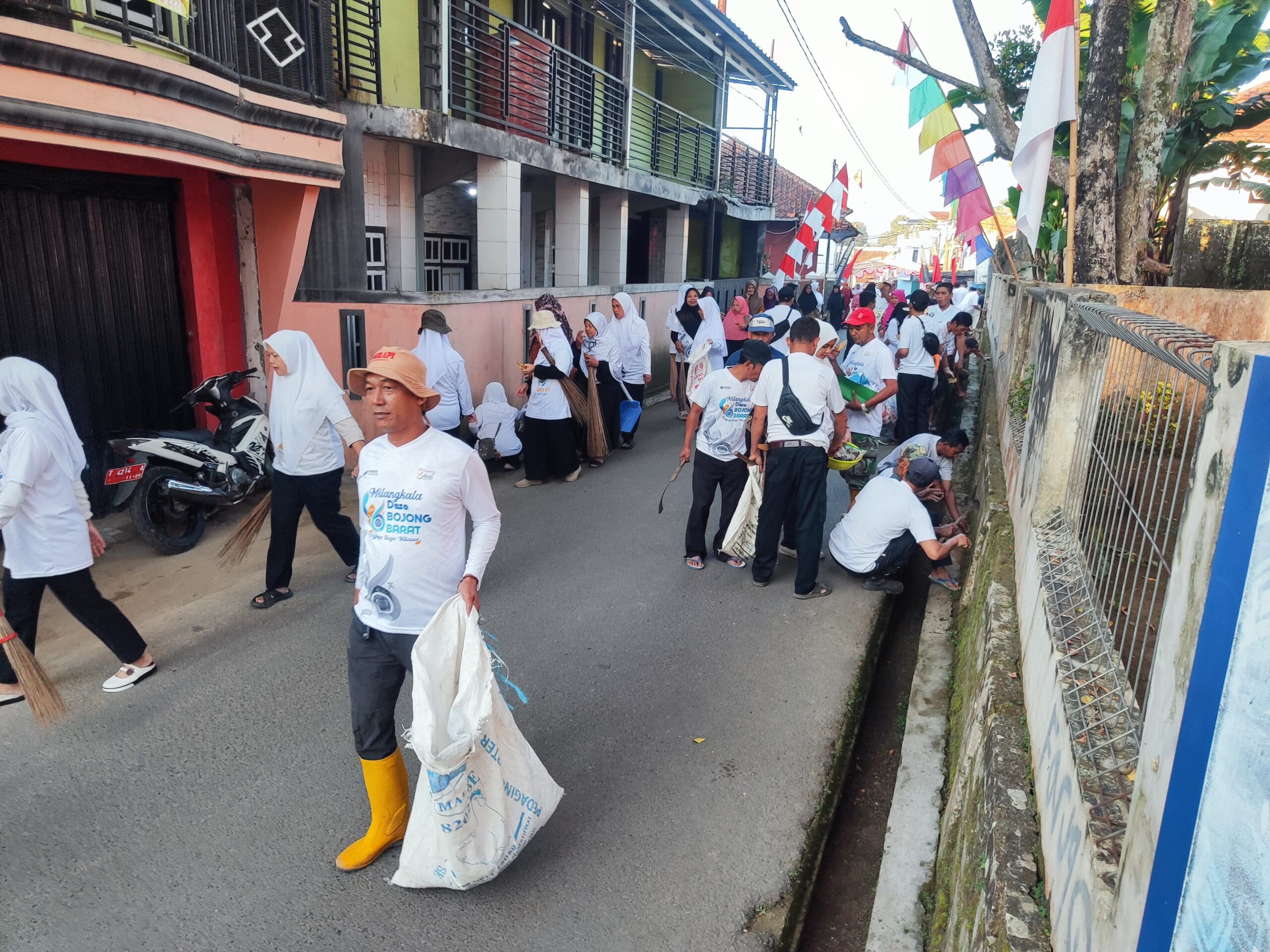 Ratusan warga Desa Bojong Barat Ngosrek bareng, bersihkan lingkungan pada Selasa (22/7). (foto: Istimewa untuk Radar Sukabumi)