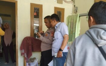OLAH TKP :Petugas Kepolisian saat olah TKP kasus pencurian di Perumahan Grand Sutra, Desa Bojongsawah, Kecamatan Kebonpedes, Kabupaten Sukabumi.(FOTO : UNTUK RADAR SUKABUMI)