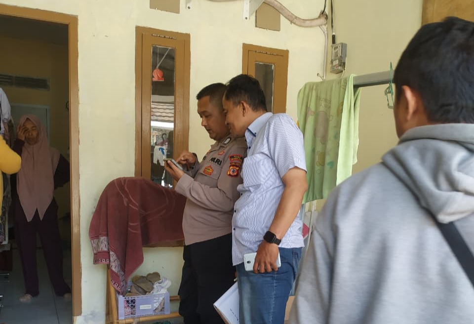 OLAH TKP :Petugas Kepolisian saat olah TKP kasus pencurian di Perumahan Grand Sutra, Desa Bojongsawah, Kecamatan Kebonpedes, Kabupaten Sukabumi.(FOTO : UNTUK RADAR SUKABUMI)