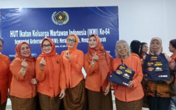 Jajaran pengurus IKWI Pusat dan Anggota, merayakan HUT IKWI ke-64, di Jakarta, Jumat (25/7). (foto: Istimewa)