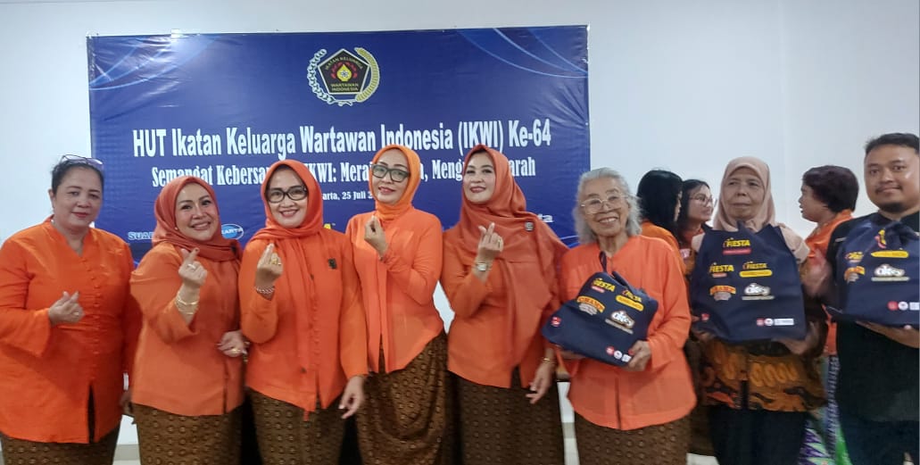 Jajaran pengurus IKWI Pusat dan Anggota, merayakan HUT IKWI ke-64, di Jakarta, Jumat (25/7). (foto: Istimewa)